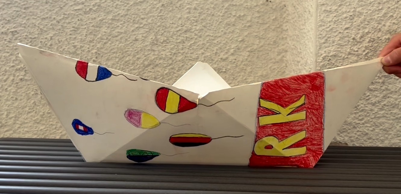 Zeichnung zum Europapark wurde als Schiff gefaltet, wodurch europäische Länder bereist werden können