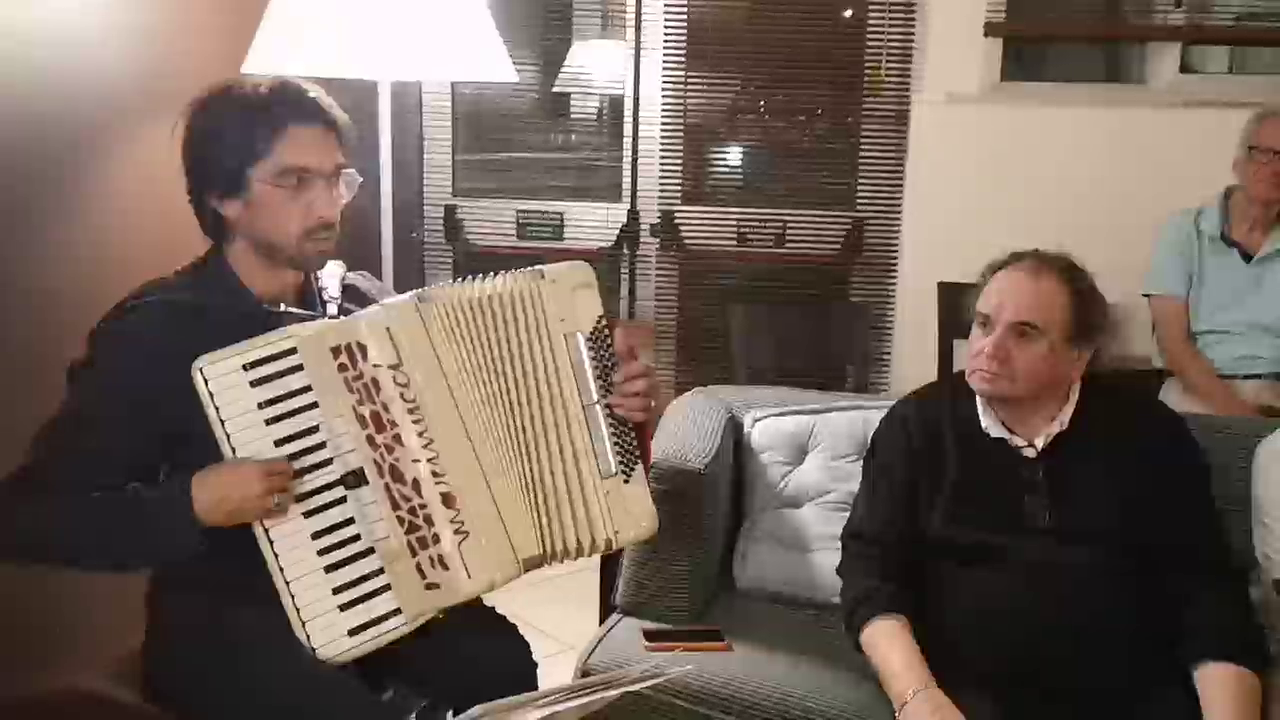 Cristian suona, Nevio, Tiziana e quasi tutti cantano